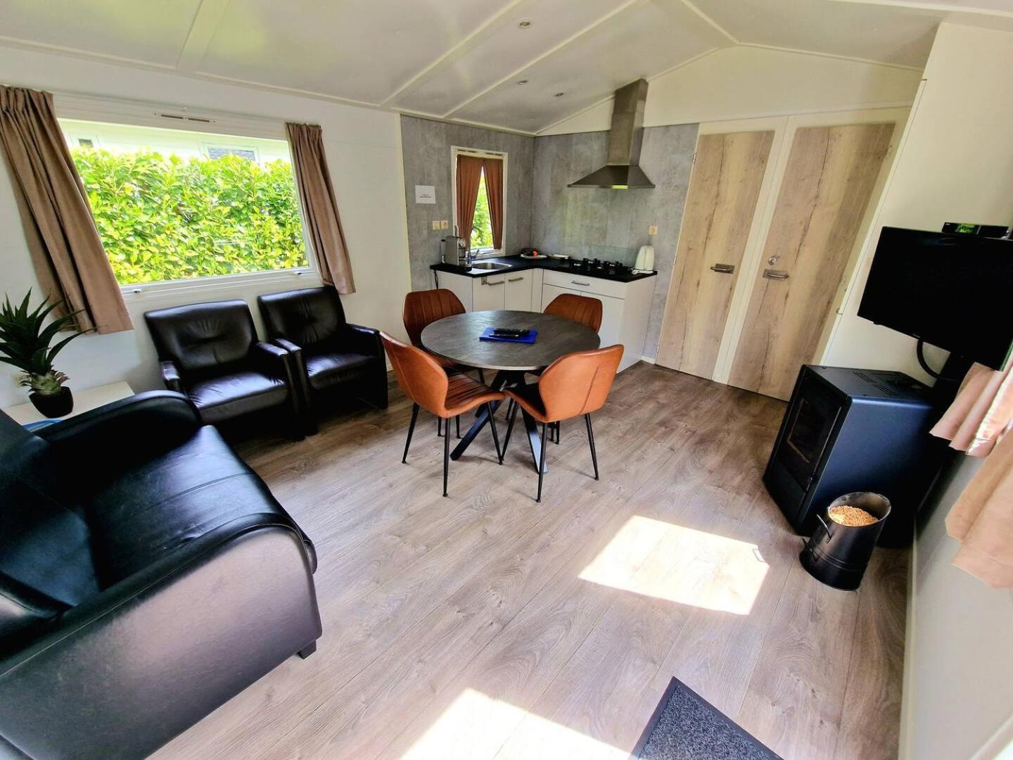 Charmante Woning Op Rustig Park Met Fietsen Епе Екстериор снимка